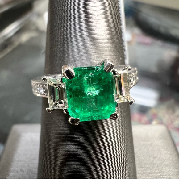 14k White Gold Diamond & Emerald Ring - Picture 6 of 9